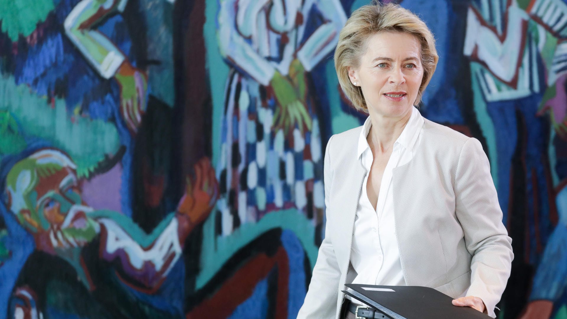 Verteidigungsministerin Ursula von der Leyen nimmt in Berlin an der Sitzung des Bundeskabinetts im Bundeskanzleramt teil. Verteidigungsministerin Ursula von der Leyen nimmt in Berlin an der Sitzung des Bundeskabinetts im Bundeskanzleramt teil.