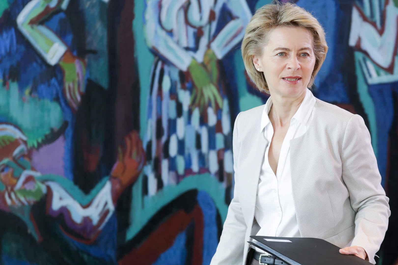 Verteidigungsministerin Ursula von der Leyen nimmt in Berlin an der Sitzung des Bundeskabinetts im Bundeskanzleramt teil.