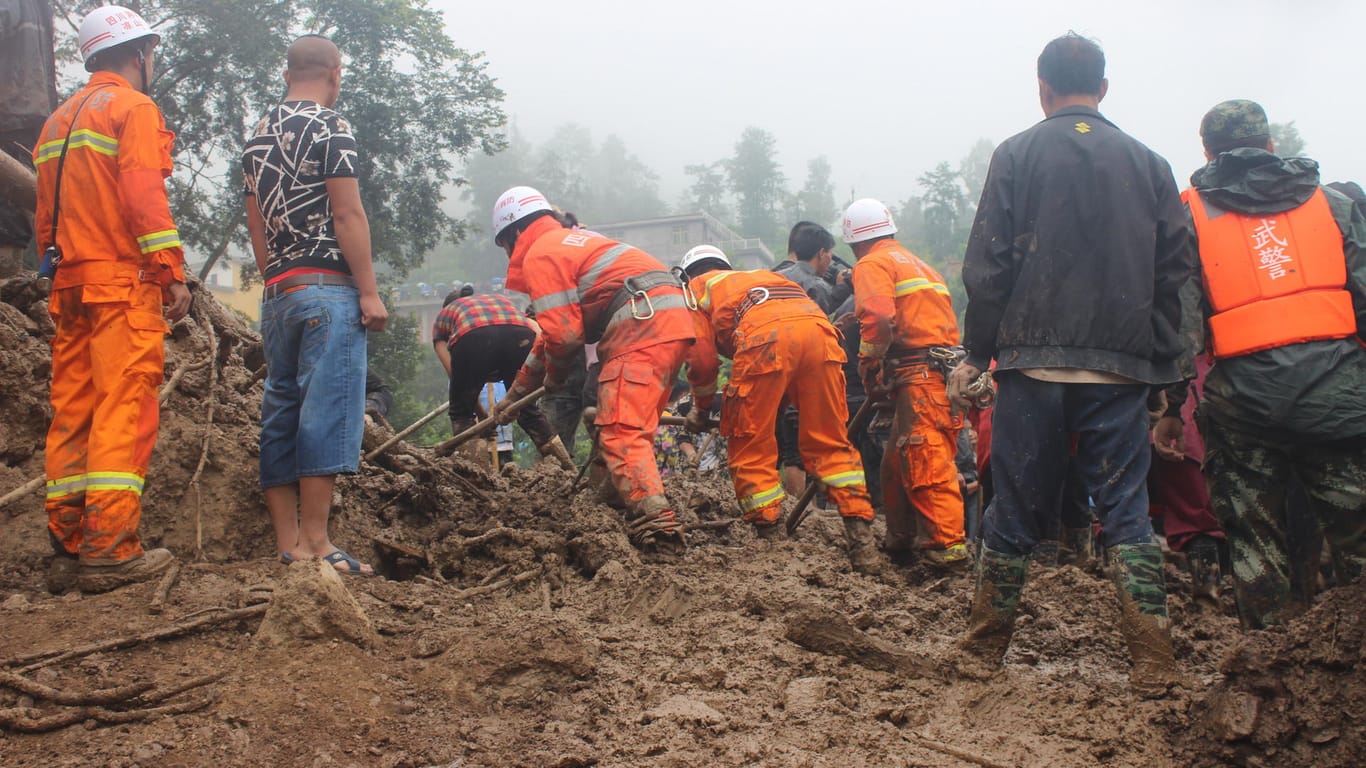 Rettungskräfte sind in Liangshan in der Provinz Sichuan (China) im Einsatz.