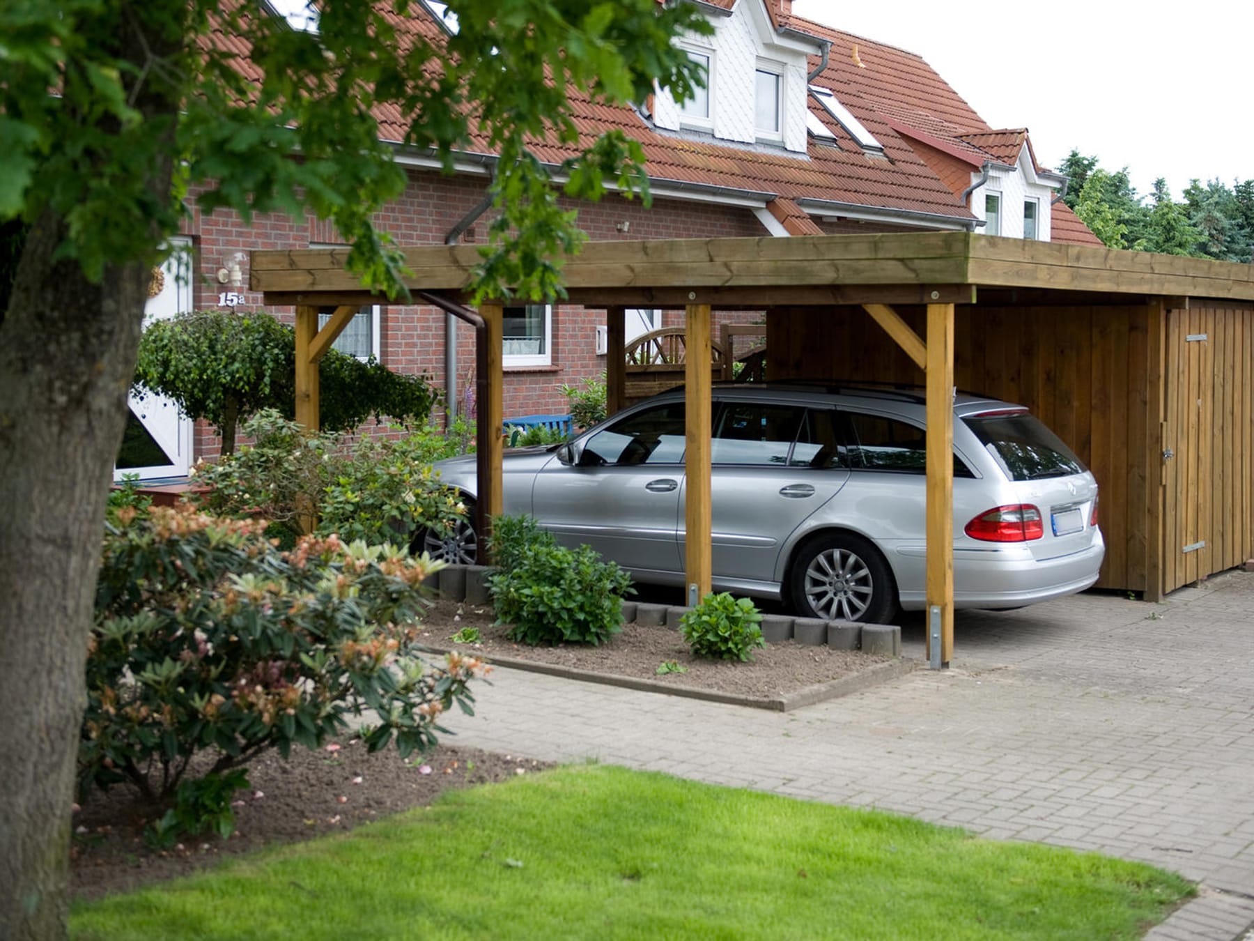 Wenn das Auto ein Zuhause braucht – Welche Vor- und Nachteile haben Carport  und Garage?