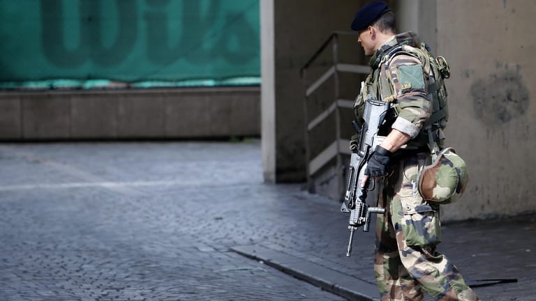 Ein französischer Soldat patrouilliert in Levallois-Perret bei Paris in der Nähe des Tatorts, wo ein Fahrzeug in eine Gruppe Soldaten gefahren ist und sechs Menschen verletzt hat.