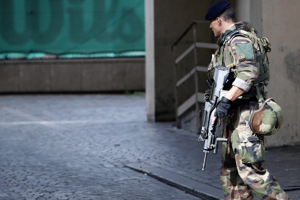 Ein französischer Soldat patrouilliert in Levallois-Perret bei Paris in der Nähe des Tatorts, wo ein Fahrzeug in eine Gruppe Soldaten gefahren ist und sechs Menschen verletzt hat.