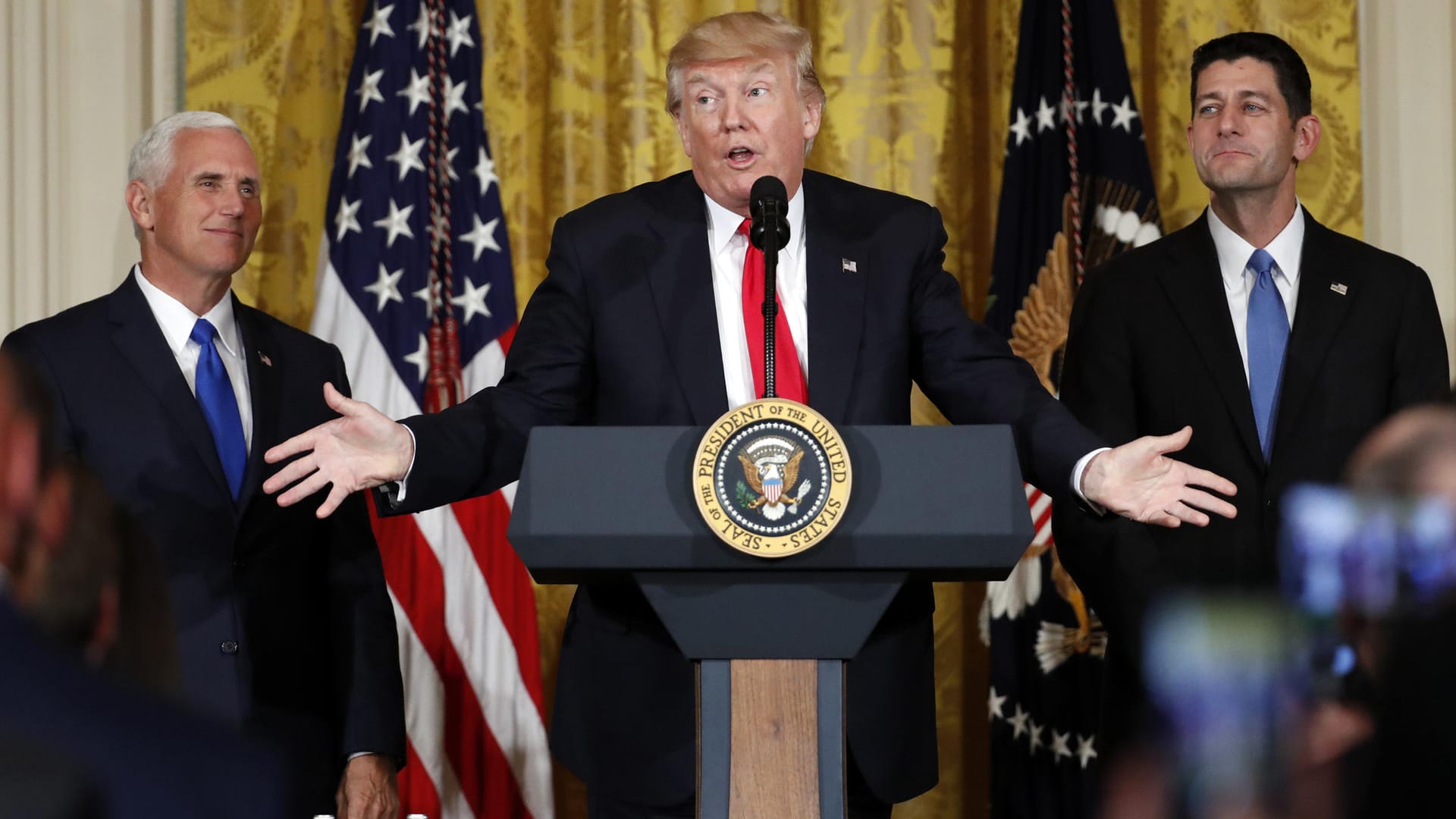 US-Präsident Donald Trump, Vizepräsident Mike Pence und der Sprecher des Repräsentantenhauses Paul Ryan nehmen an einer Pressekonferenz teil. US-Präsident Donald Trump, Vizepräsident Mike Pence und der Sprecher des Repräsentantenhauses Paul Ryan nehmen an einer Pressekonferenz teil.