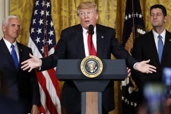 US-Präsident Donald Trump, Vizepräsident Mike Pence und der Sprecher des Repräsentantenhauses Paul Ryan nehmen an einer Pressekonferenz teil.