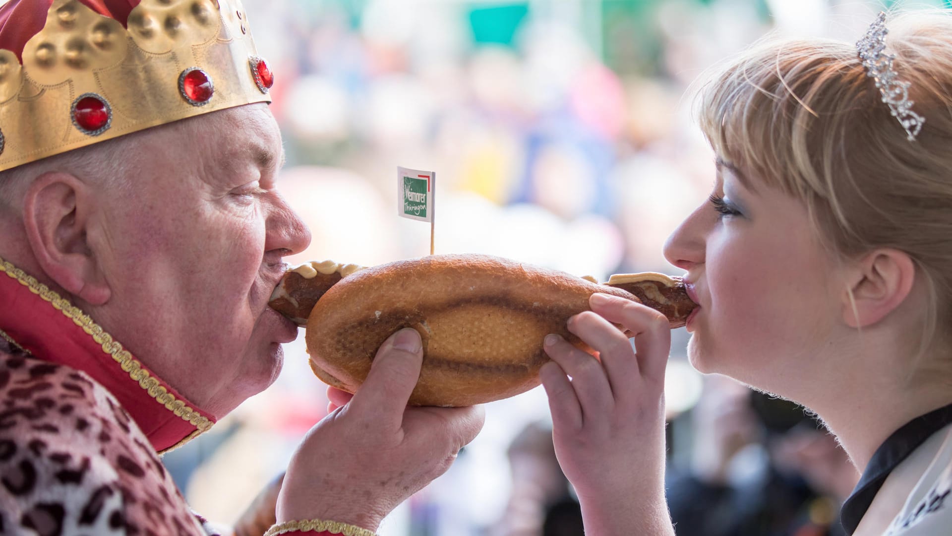 Thüringer Bratwurstkönig Gerhard Herbst (l) und die Wurstkönigin Anne Sonntag