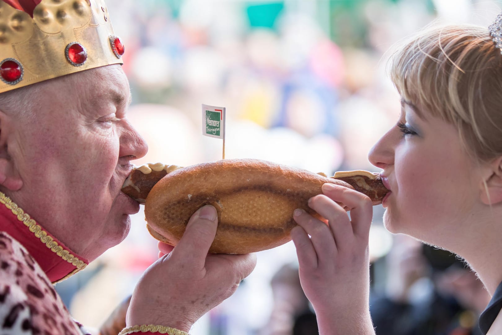 Thüringer Bratwurstkönig Gerhard Herbst (l) und die Wurstkönigin Anne Sonntag