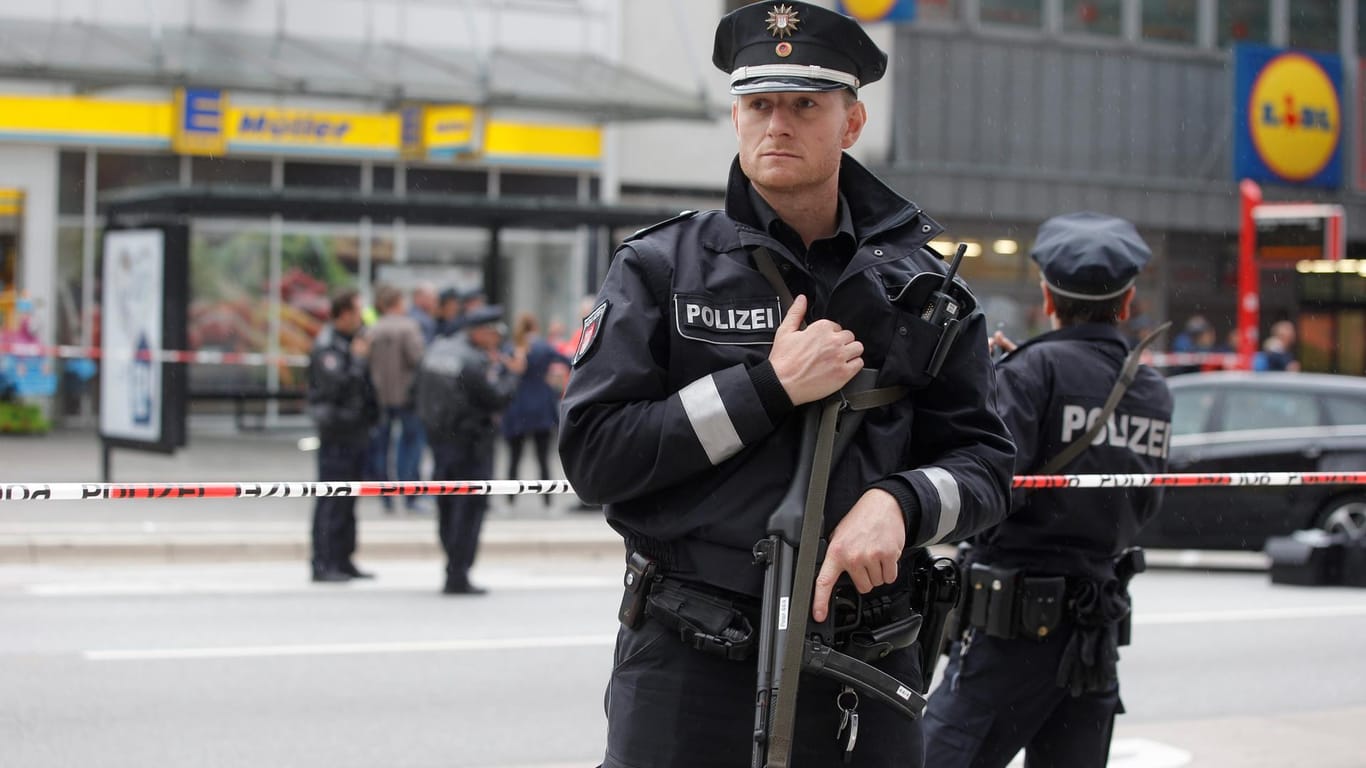 Ein Polizist sichert am 28. Juli den Tatort der Messerattacke in Hamburg-Barmbek.