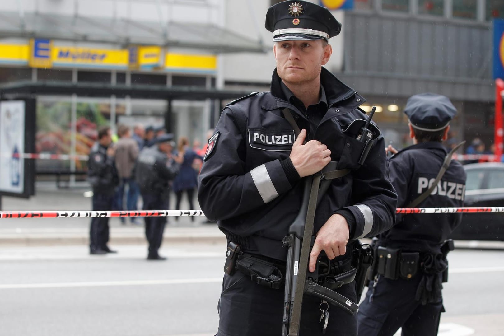 Ein Polizist sichert am 28. Juli den Tatort der Messerattacke in Hamburg-Barmbek.