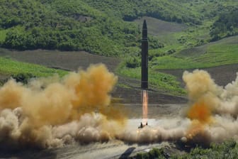 Start einer nordkoreanischen Interkontinentalrakete im Juli 2017 in der Provinz Chagang-do nahe der Grenze zu China (Archivbild)