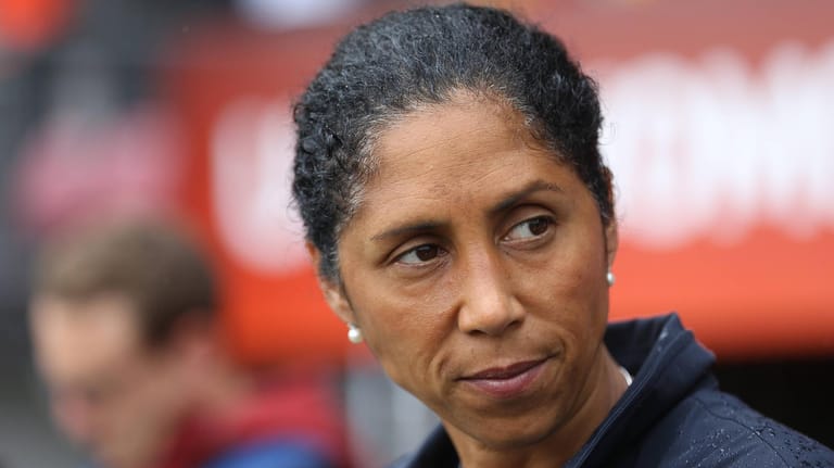 Steffi Jones bleibt bis mindestens 2019 Bundestrainerin der DFB-Frauen.