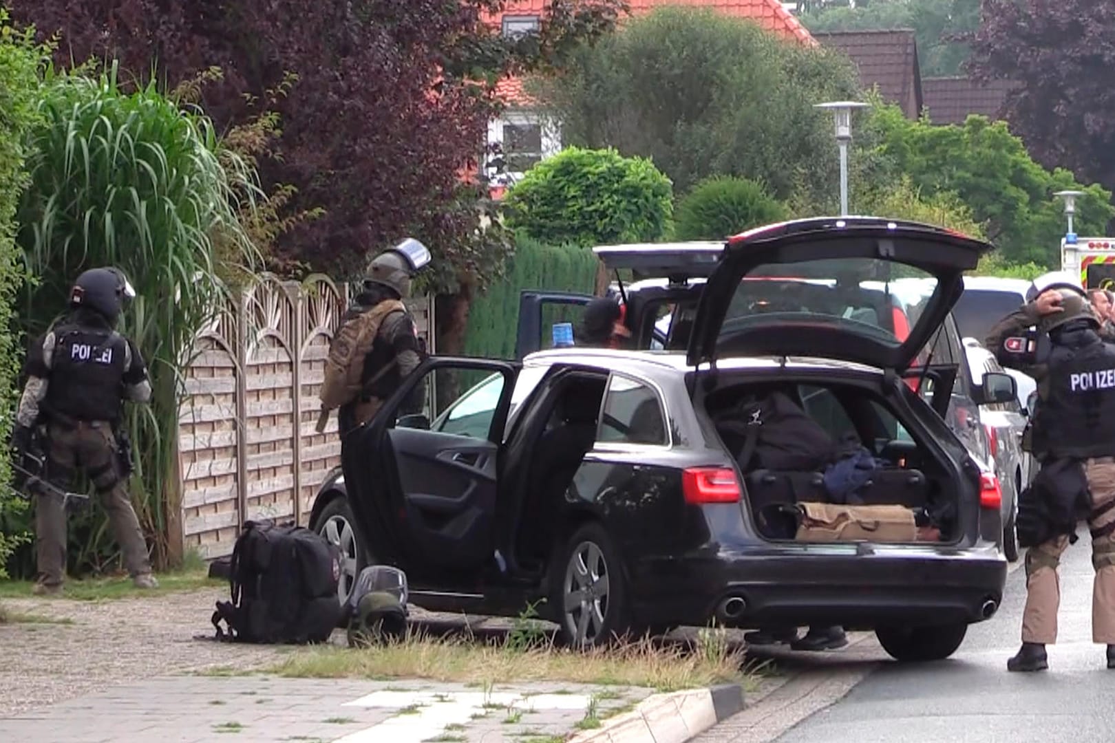 Mitglieder eines Spezialeinsatzkommandos (SEK) bereiteten die Erstürmung des Hauses vor.