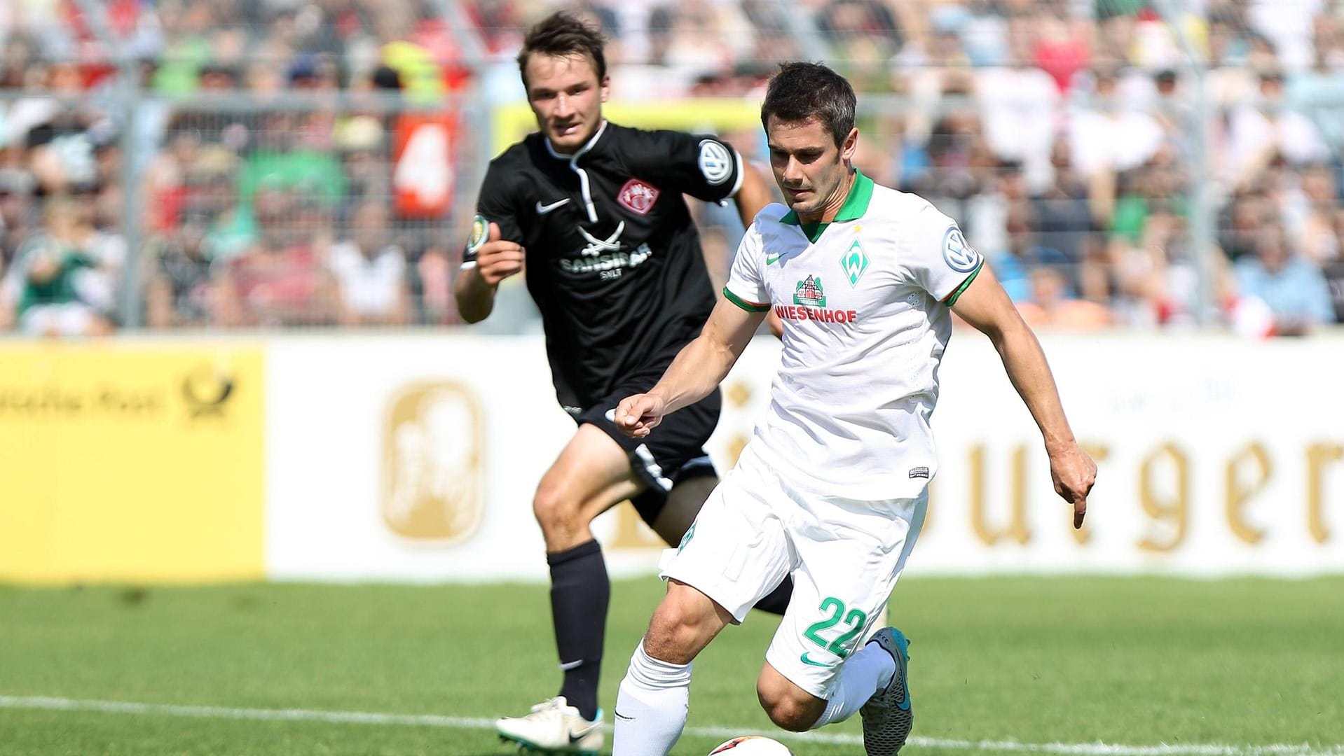 Fin Bartels (im Vordergrund) und sein SV Werder Bremen hatten vor zwei Jahren viel Mühe mit Peter Kurzweg und den Würzburger Kickers.