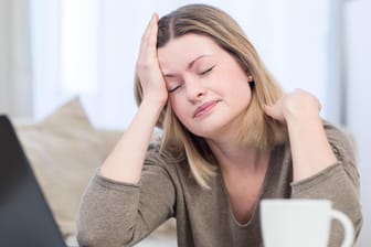 Eine verkrampfte Sitzhaltung, etwa am Computer, kann die Nackenmuskulatur verspannen und zu Spannungskopfschmerzen führen.