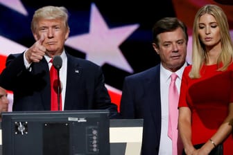 Paul Manafort (rechts im Bild neben Ivanka Trump) leitete Donald Trumps Wahlkampagne fast drei Monate lang.