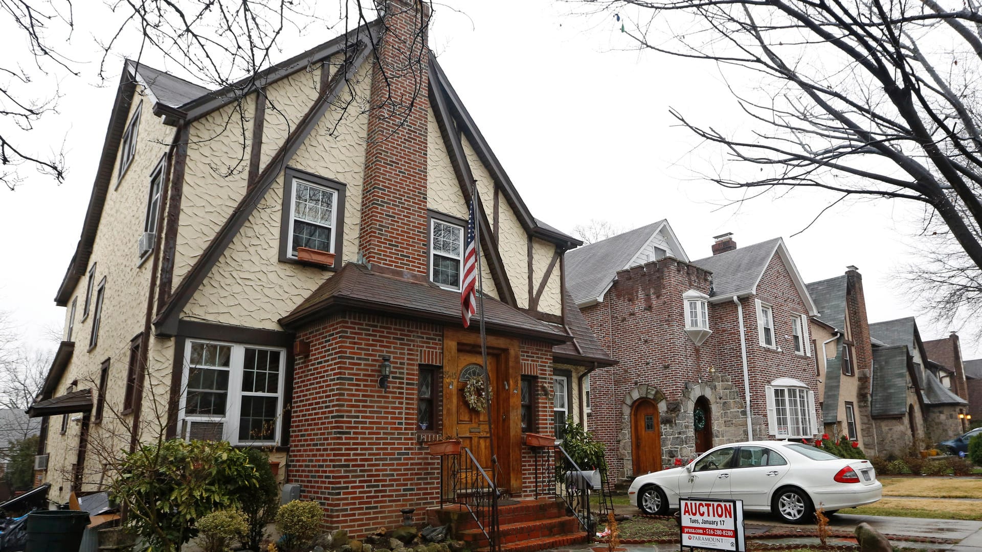 Das Elternhaus von US-Präsident Trump in Queens, New York (USA). Das Haus im Tudor-Stil wird auf der Plattform Airbnb für 725 Dollar pro Nacht angeboten. Das Elternhaus von US-Präsident Trump in Queens, New York (USA). Das Haus im Tudor-Stil wird auf der Plattform Airbnb für 725 Dollar pro Nacht angeboten.