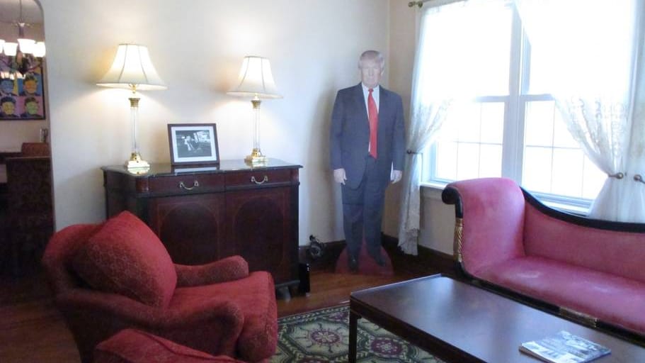 Donald Trump als Pappaufsteller – kaum ein Unterschied zum Original – genauso eindimensional.