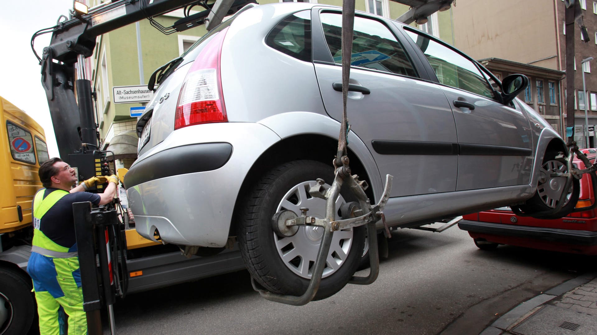 Auch wenn das Auto nur für ein paar Minuten auf dem Gehweg abgestellt wird, ist die sofort veranlasste Umsetzung zulässig.