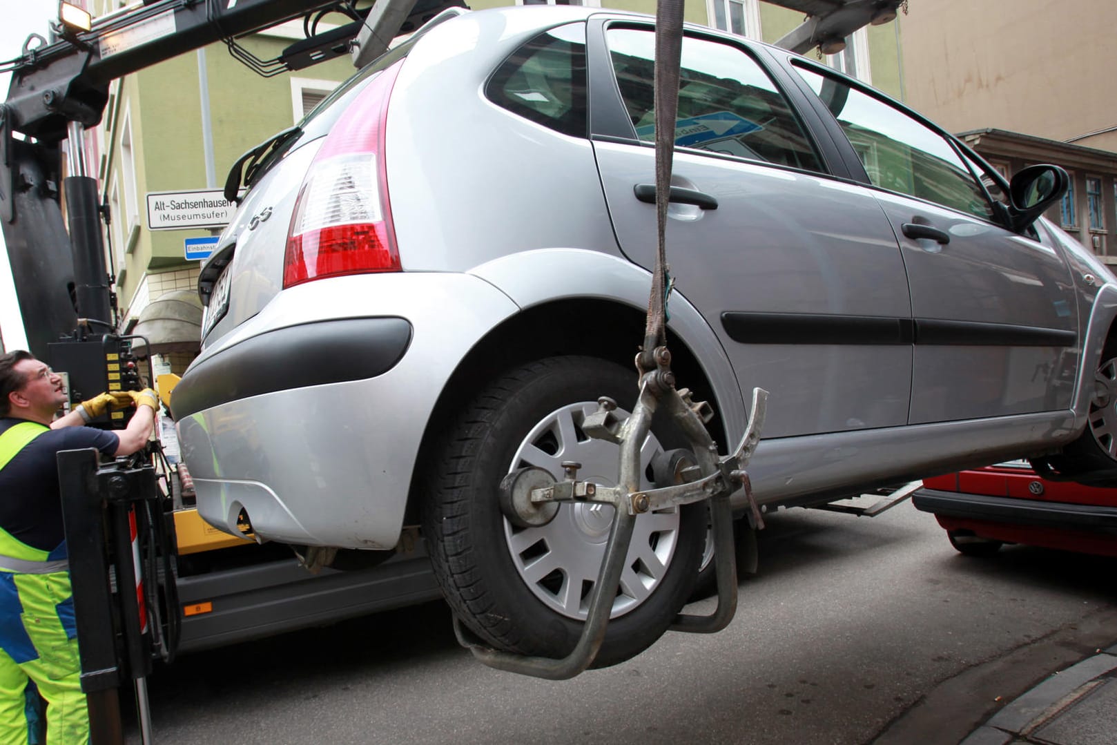 Auch wenn das Auto nur für ein paar Minuten auf dem Gehweg abgestellt wird, ist die sofort veranlasste Umsetzung zulässig.