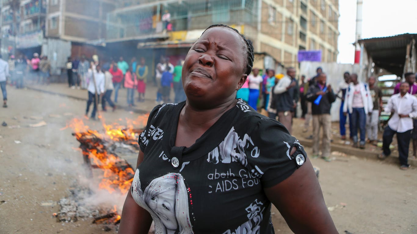 Anhänger des kenianischen Oppositionsführers Odinga protestieren in Nairobi.
