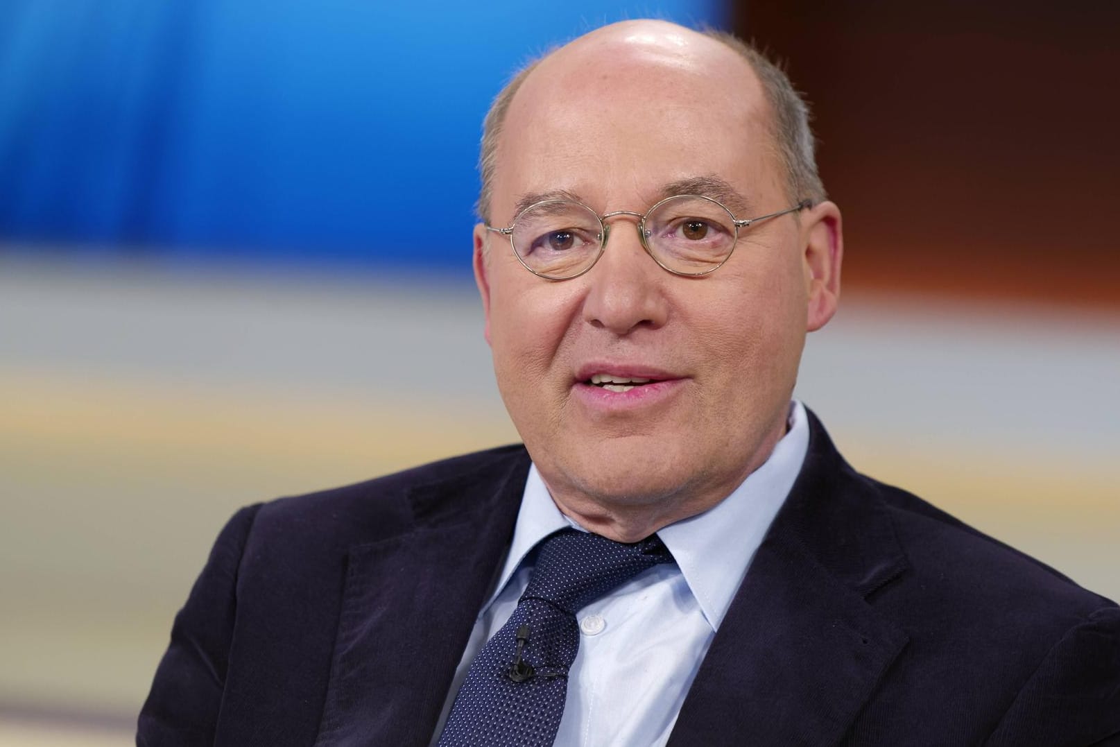 Gregor Gysi macht Wahlkampf am FKK-Strand des Berliner Müggelsees.