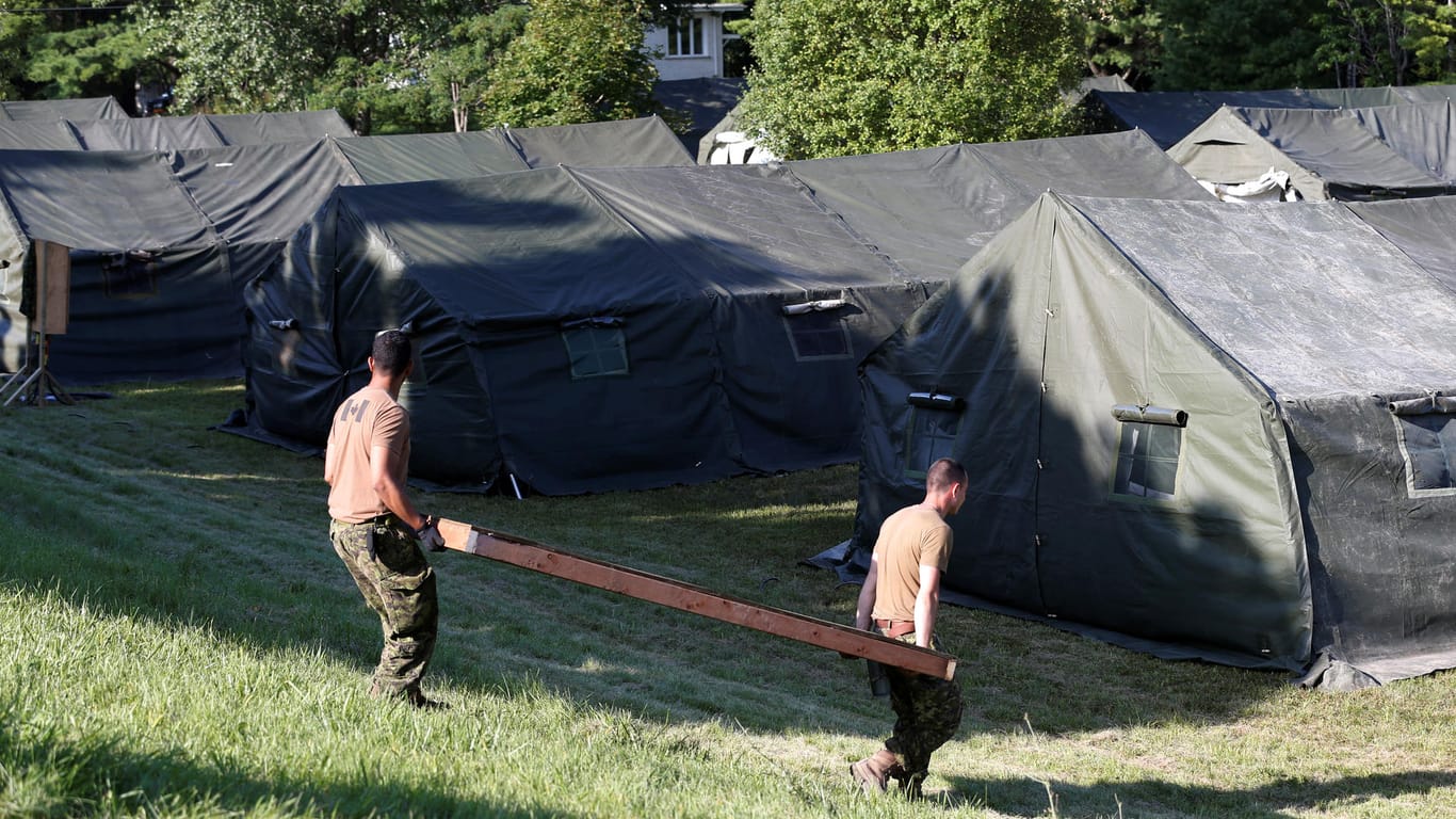 Soldaten der kanadischen Armee bauen an der Grenze zur USA Zelte für Menschen auf, die aus den USA nach Kanada flüchten. Die meisten Geflüchteten kommen aus Haiti.