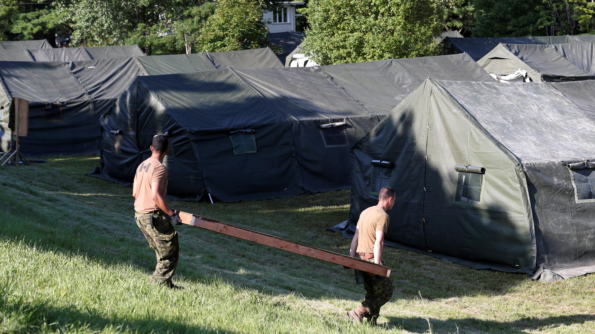 Soldaten der kanadischen Armee bauen an der Grenze zur USA Zelte für Menschen auf, die aus den USA nach Kanada flüchten. Die meisten Geflüchteten kommen aus Haiti. Soldaten der kanadischen Armee bauen an der Grenze zur USA Zelte für Menschen auf, die aus den USA nach Kanada flüchten. Die meisten Geflüchteten kommen aus Haiti.