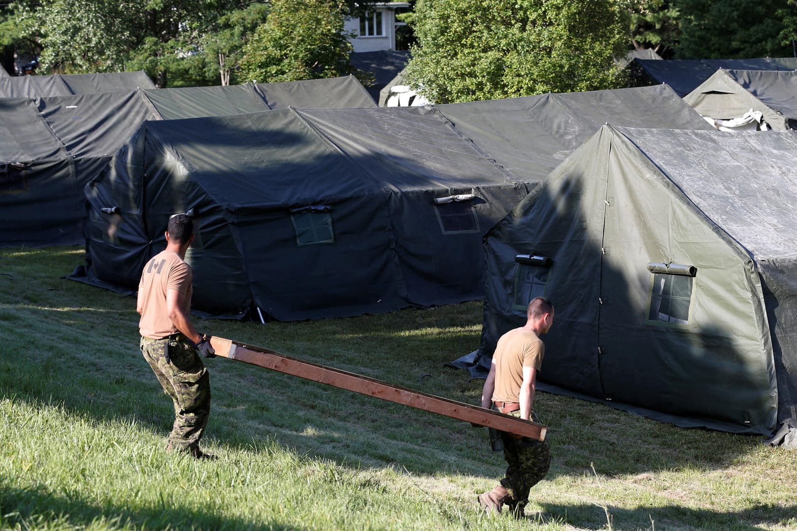 Soldaten der kanadischen Armee bauen an der Grenze zur USA Zelte für Menschen auf, die aus den USA nach Kanada flüchten. Die meisten Geflüchteten kommen aus Haiti.