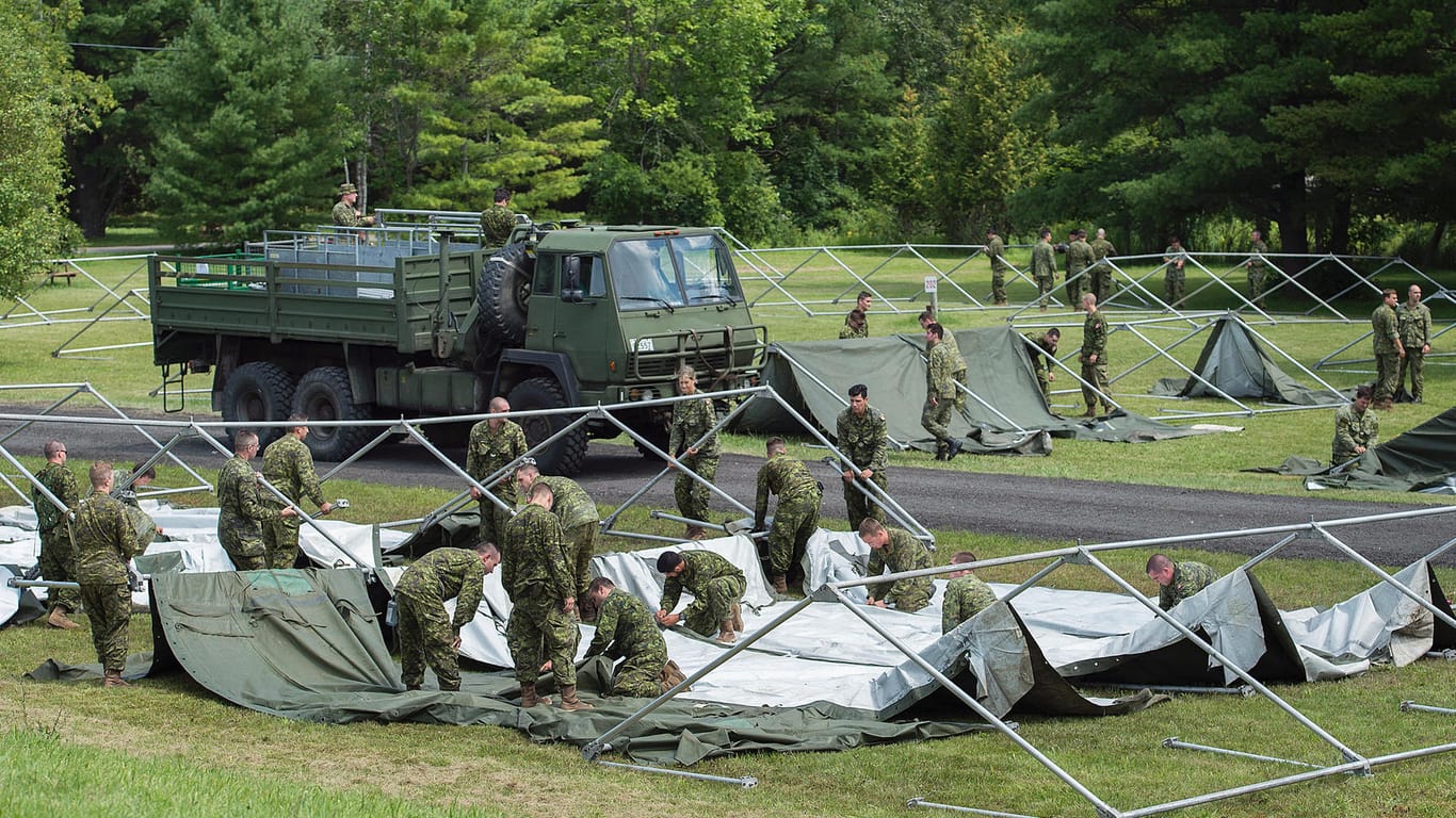 Soldaten des kanadischen Militärs bauen Zelte für US-Flüchtlinge auf.