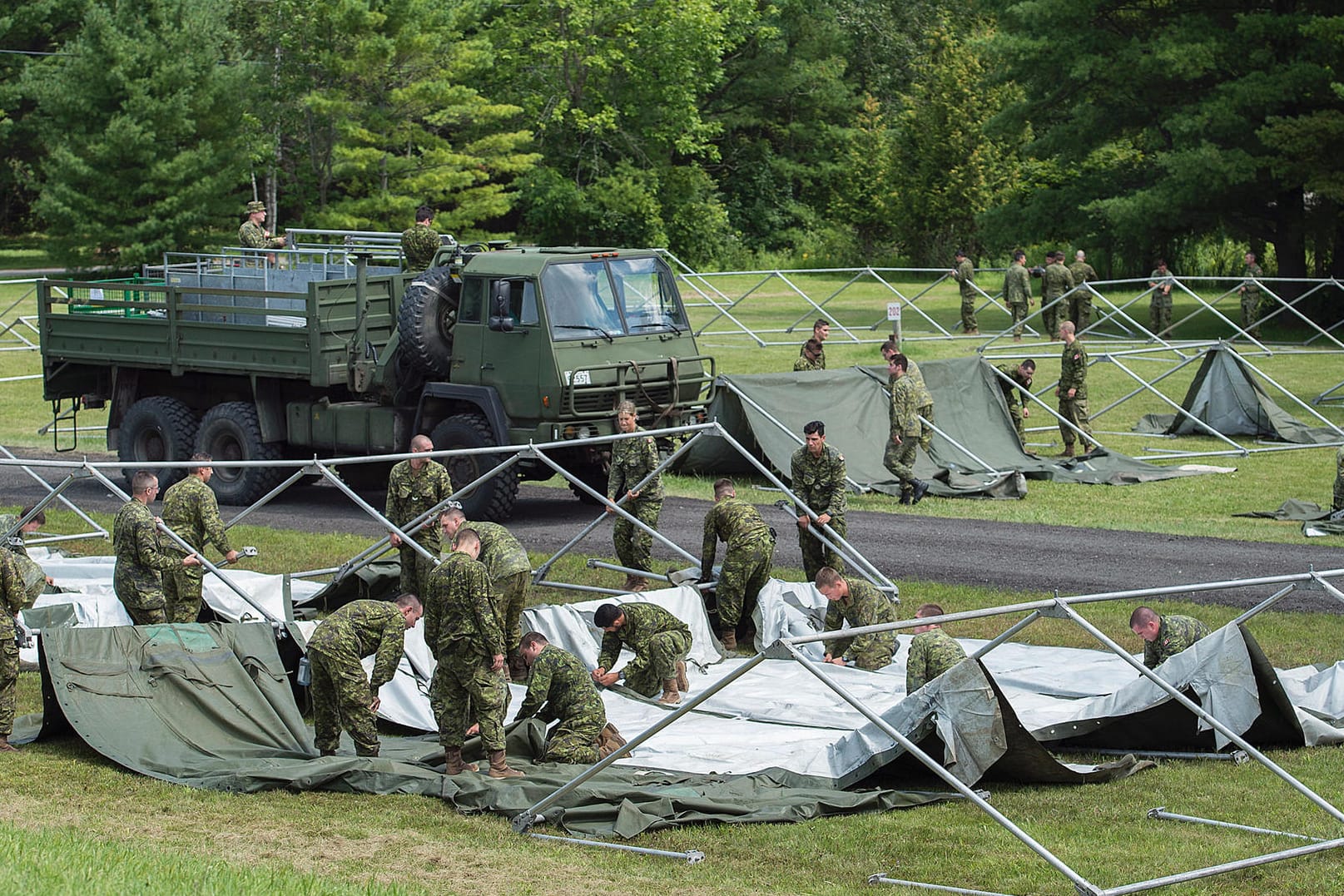 Soldaten des kanadischen Militärs bauen Zelte für US-Flüchtlinge auf.