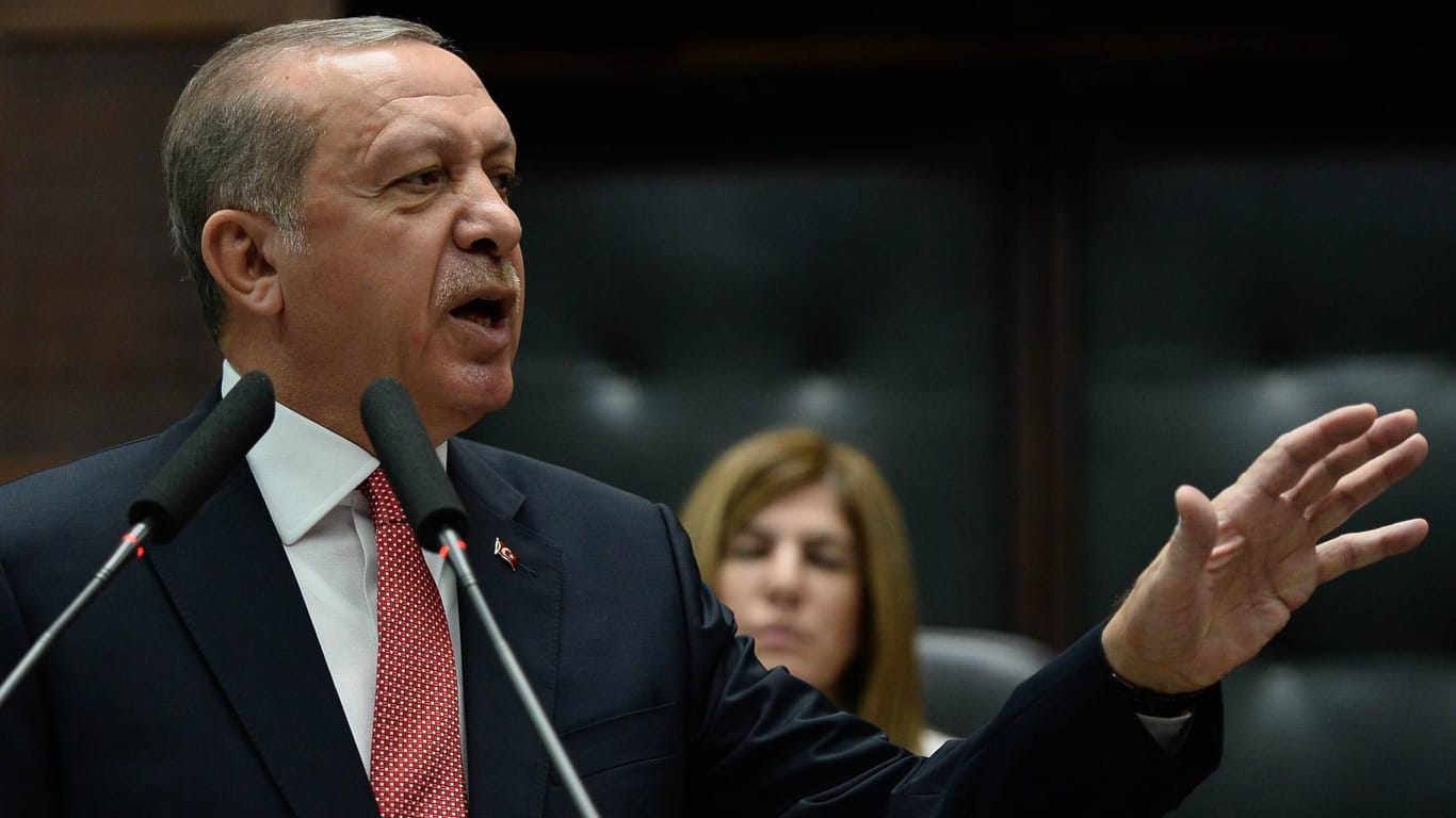 Der türkische Präsident Recep Erdogan (AKP) verfolgt Oppositionelle mithilfe einer App.