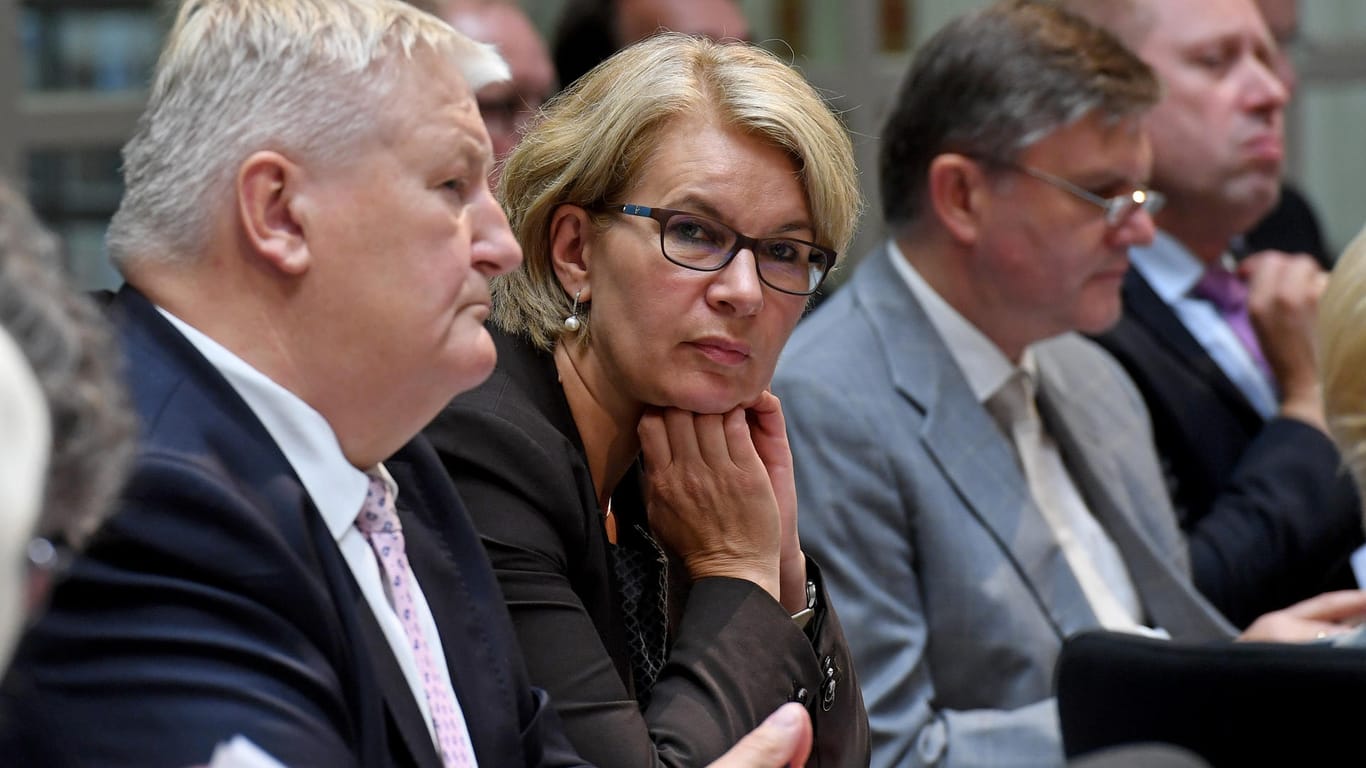 Die neue CDU-Landtagsabgeordnete Elke Twesten sitzt im Landtagsplenum in Hannover neben dem CDU-Abgeordneten Hans-Heinrich Ehlen.