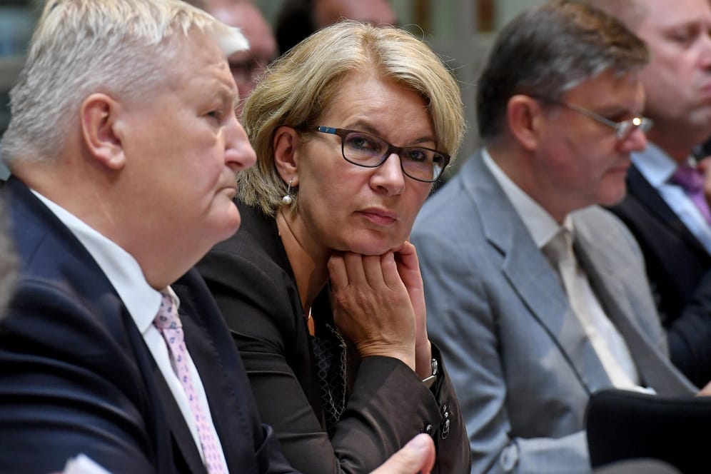 Die neue CDU-Landtagsabgeordnete Elke Twesten sitzt im Landtagsplenum in Hannover neben dem CDU-Abgeordneten Hans-Heinrich Ehlen.