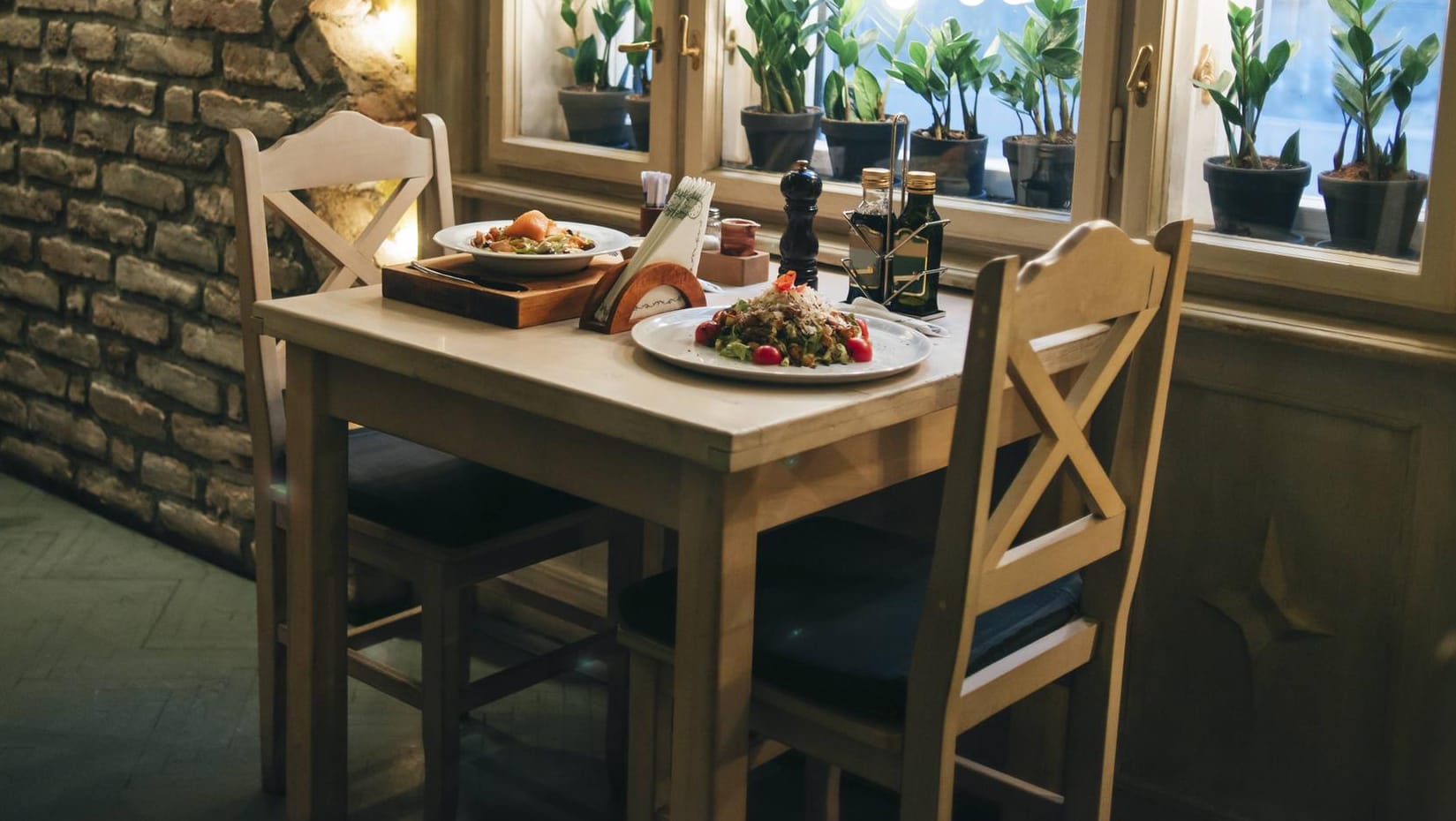 Nach einem gemeinsamen Abendessen wurden zwei Freunde tot aufgefunden. (Symbolbild) Nach einem gemeinsamen Abendessen wurden zwei Freunde tot aufgefunden. (Symbolbild)