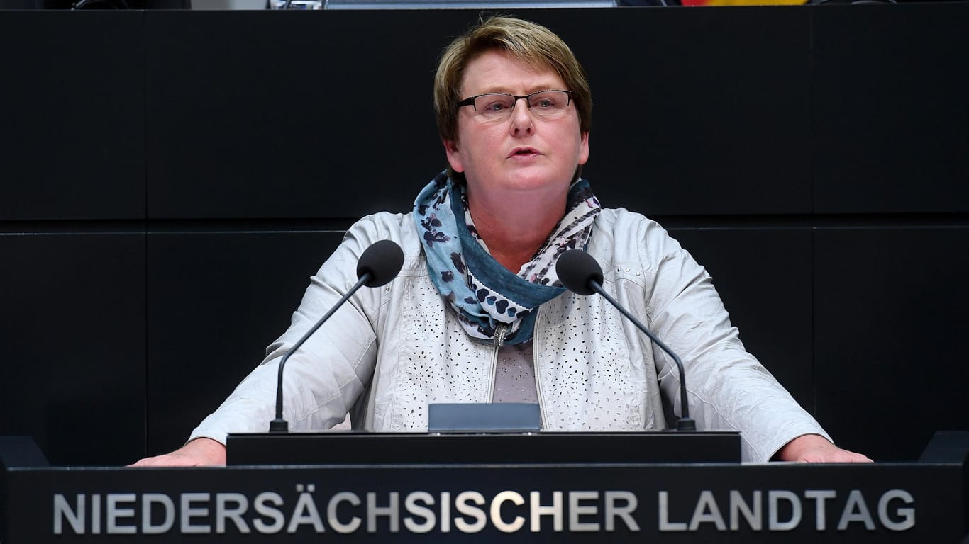 Die SPD-Fraktionsvorsitzende Johanne Modder spricht während einer Sondersitzung im Landtag in Hannover vor den Abgeordneten.