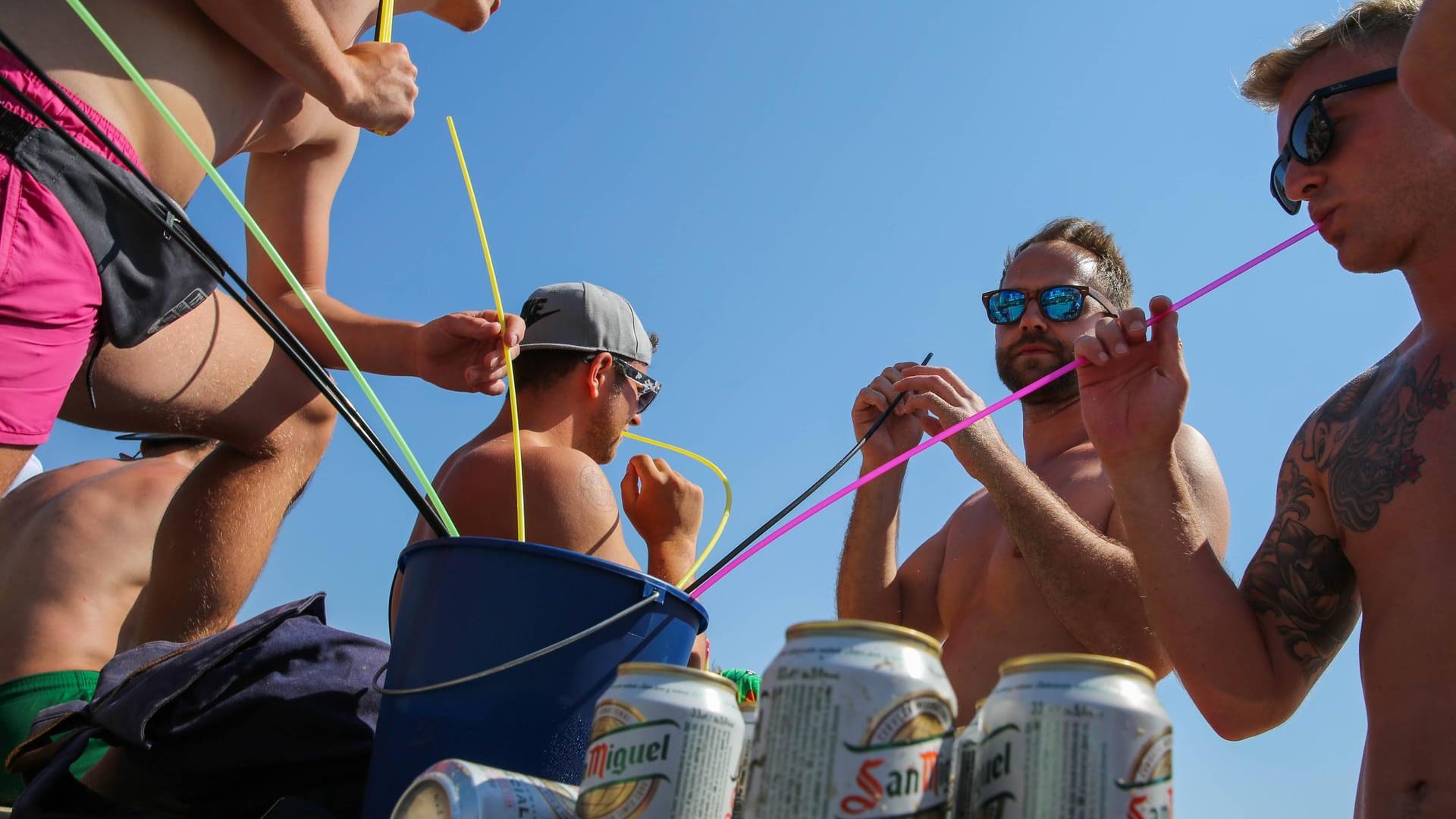 Symbolfoto: Touristen feiern und trinken im Urlaub. Nicht jedem Einheimischen gefällt das.