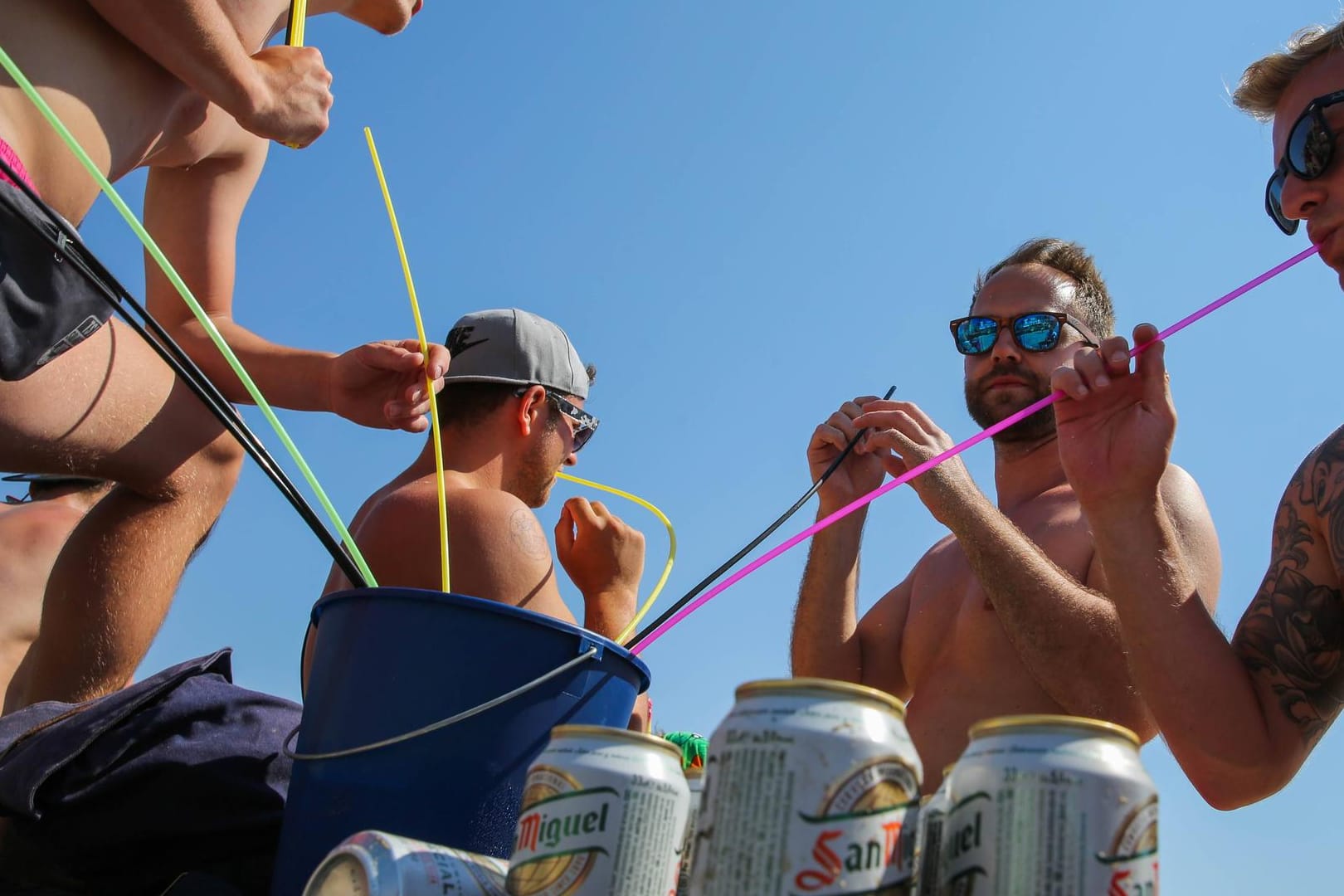 Symbolfoto: Touristen feiern und trinken im Urlaub. Nicht jedem Einheimischen gefällt das.