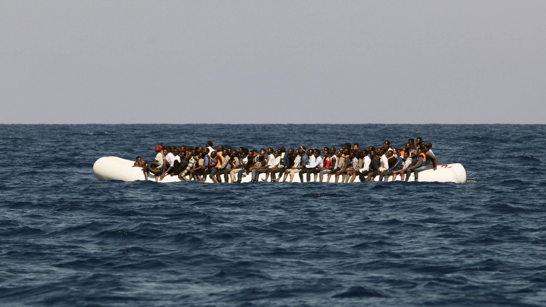 Flüchtlinge versuchen auf Booten, in eine sichere Zukunft zu gelangen. Flüchtlinge versuchen auf Booten, in eine sichere Zukunft zu gelangen.