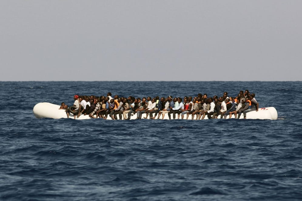 Flüchtlinge versuchen auf Booten, in eine sichere Zukunft zu gelangen.