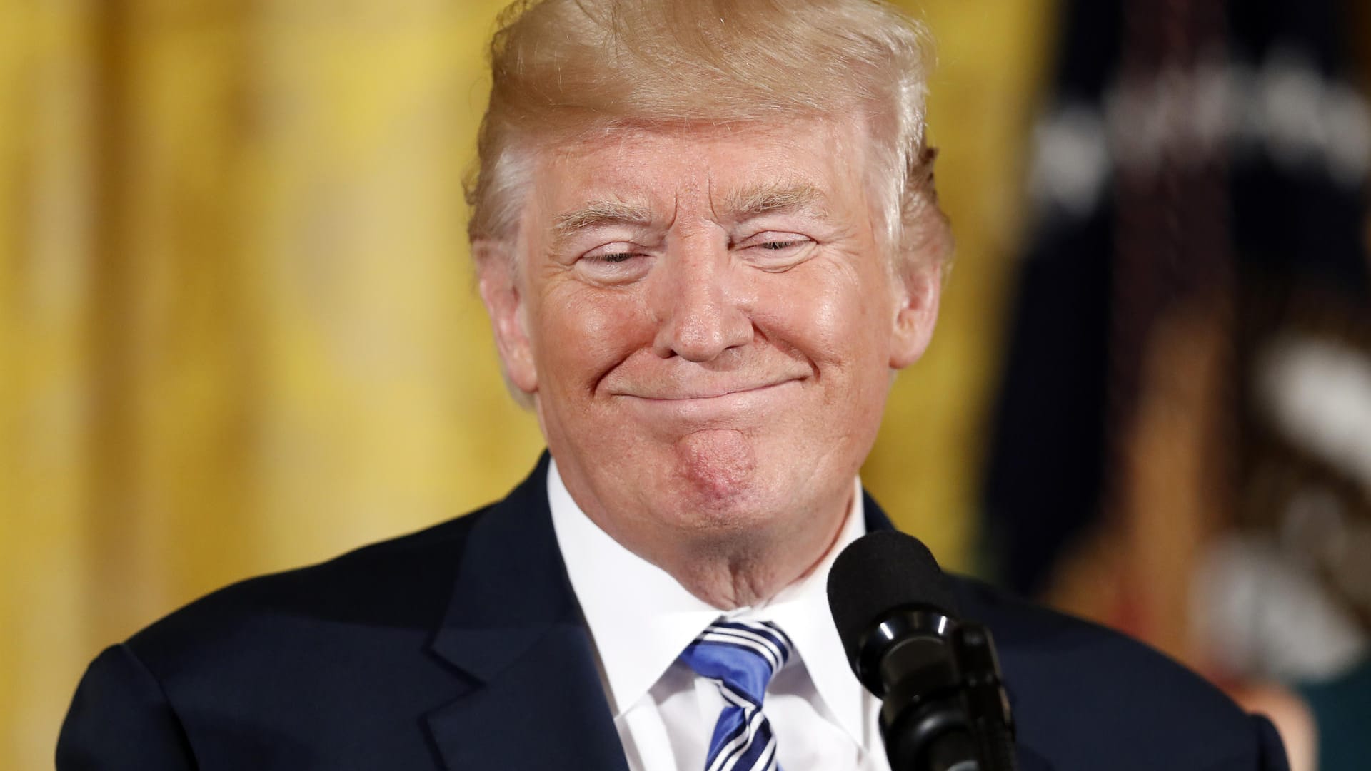 Zur Selbstbestätigung soll US-Präsident Donald Trump eine gewisse Zeit täglich eine Mappe mit guten Nachrichten über ihn selbst erhalten haben. Zur Selbstbestätigung soll US-Präsident Donald Trump eine gewisse Zeit täglich eine Mappe mit guten Nachrichten über ihn selbst erhalten haben.