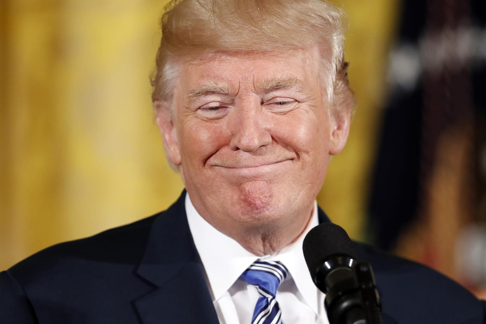 Zur Selbstbestätigung soll US-Präsident Donald Trump eine gewisse Zeit täglich eine Mappe mit guten Nachrichten über ihn selbst erhalten haben.