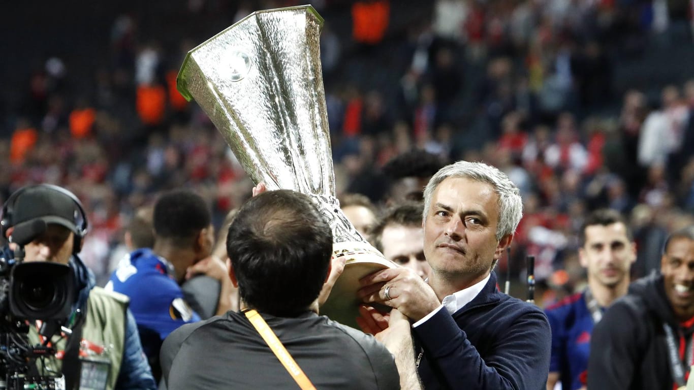 Jose Mourinho mit der Europa-League-Trophäe. Manchester United gewnn im Mai 2:0 gegen Ajax Amsterdam.