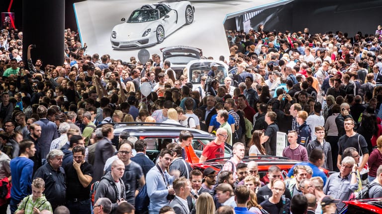 Besucher drängten sich auf der Internationalen Automobil-Ausstellung 2015 noch in Massen.