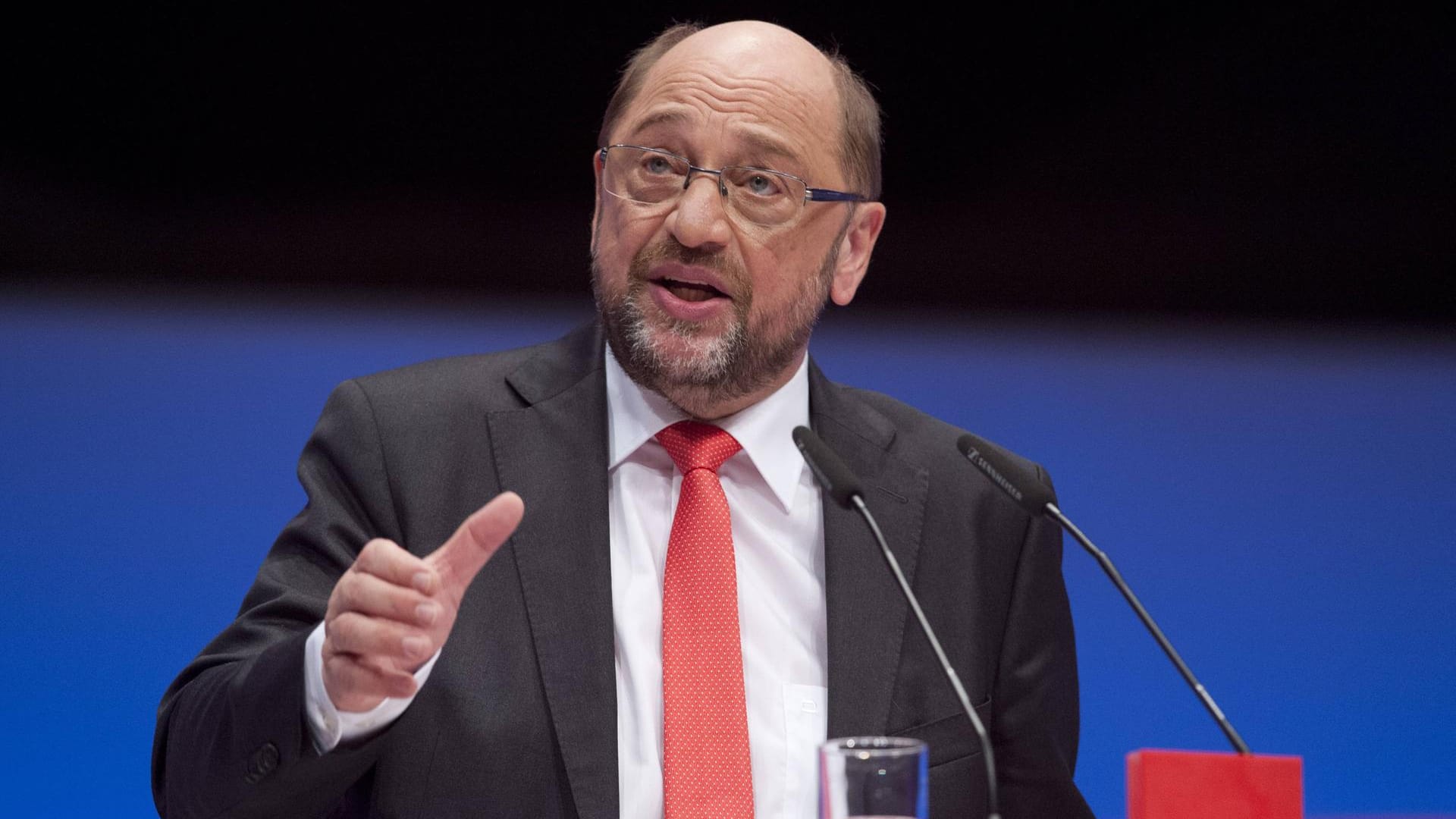 SPD-Kanzlerkandidat Martin Schulz ist besorgt, dass Trump sich auf das Niveau des nordkoreanischen Diktators begibt. SPD-Kanzlerkandidat Martin Schulz ist besorgt, dass Trump sich auf das Niveau des nordkoreanischen Diktators begibt.