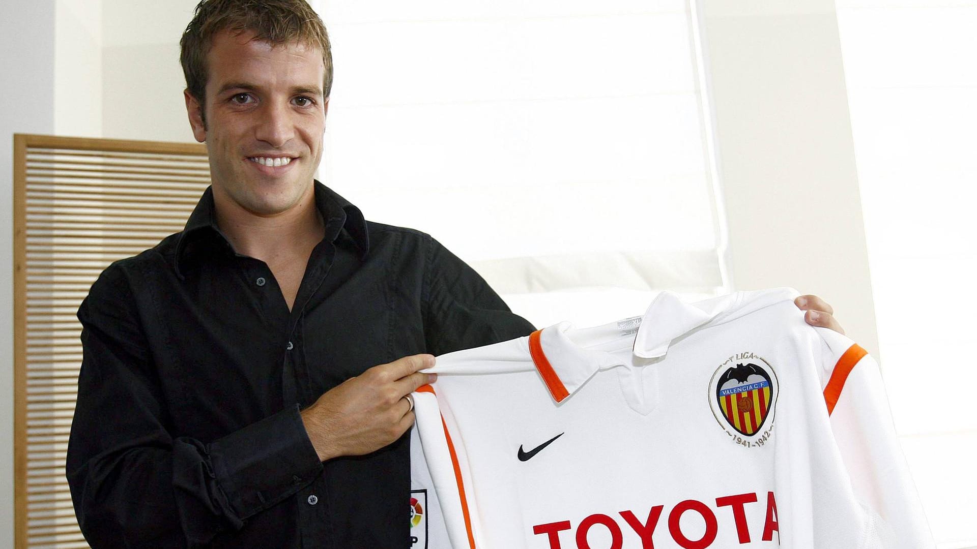 Dieses Foto war 2007 ein Mega-Aufreger: Rafael van der Vaart mit dem Trikot des FC Valencia, obwohl der HSV mit dem Verein nicht mal über einen Wechsel sprechen wollte.