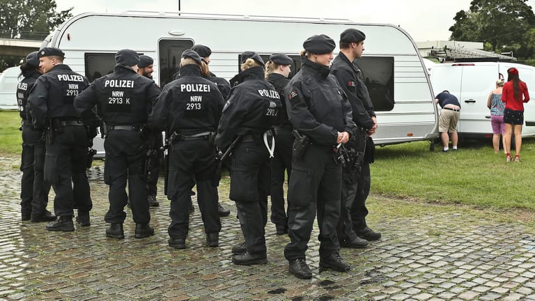 Polizisten stehen vor Wohnwagen der irischen Traveller-Bewegung