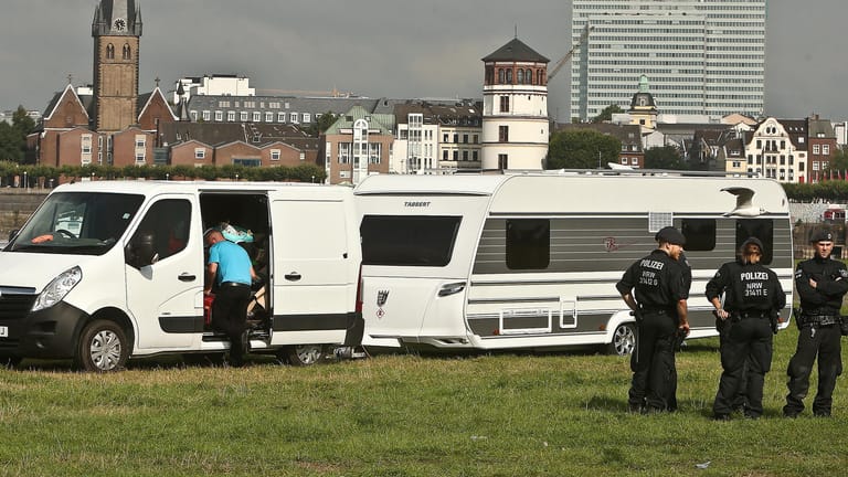 Ein Wohnwagen-Gespann der irischen Traveller-Bewegung auf der Rheinwiese in Düsseldorf.