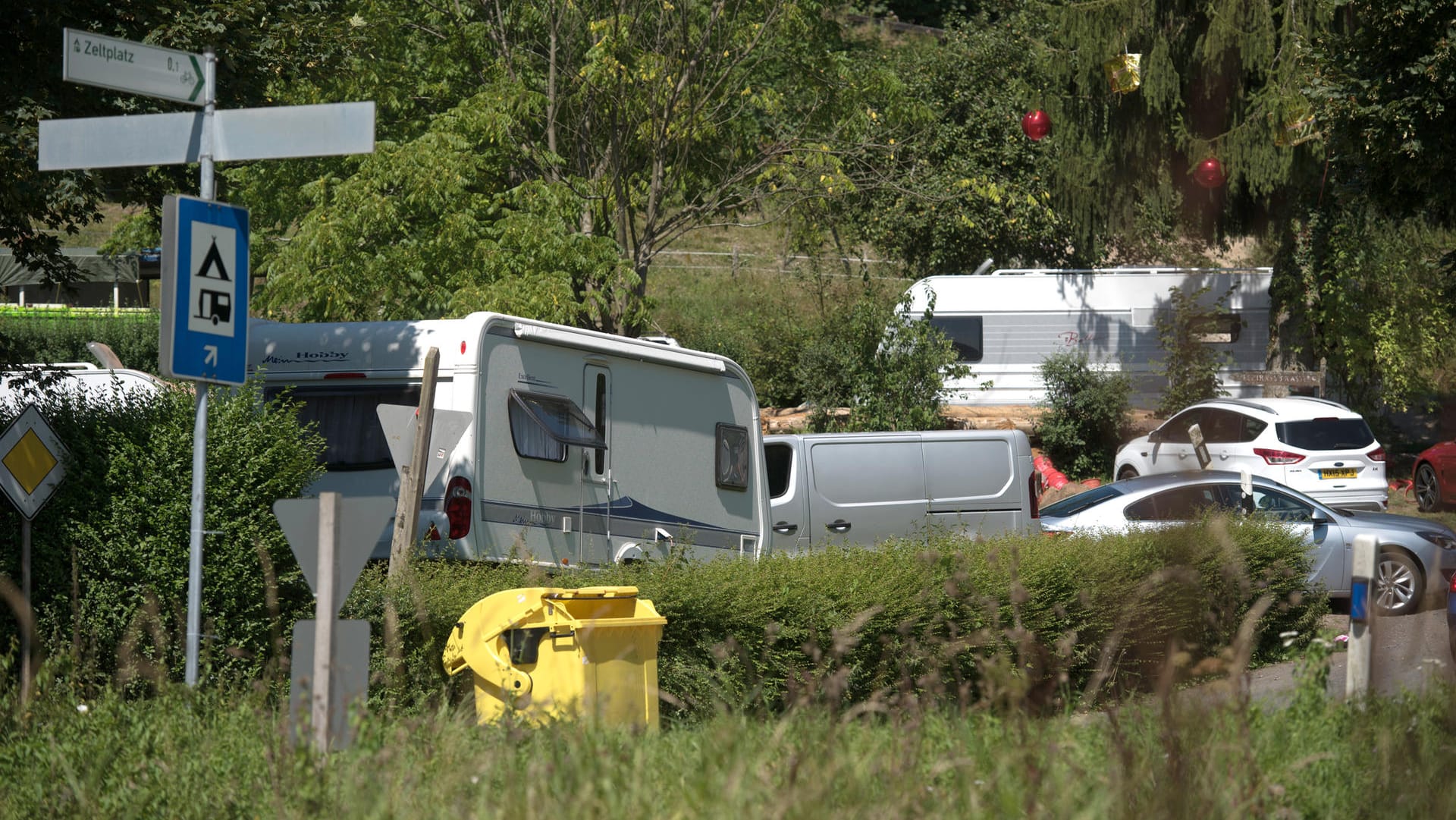 Wohnmobile irischer Landfahrer auf einem Campingplatz in Eppstein.