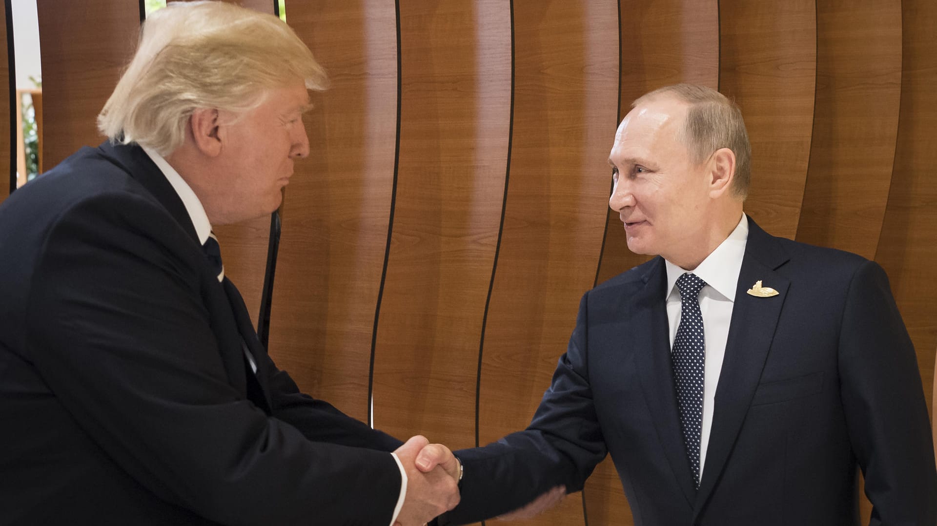 Der US-Präsident Donald Trump und der russische Präsident Wladimir Putin beim G20-Gipfel in Hamburg. Der US-Präsident Donald Trump und der russische Präsident Wladimir Putin beim G20-Gipfel in Hamburg.