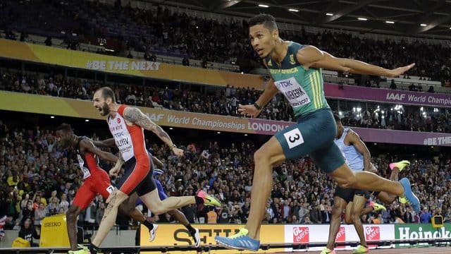 Der Türke Ramil Guliyev (M) überquert als Erster die Ziellinie beim Lauf über 200 Meter.