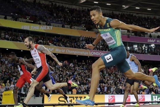 Der Türke Ramil Guliyev (M) überquert als Erster die Ziellinie beim Lauf über 200 Meter.